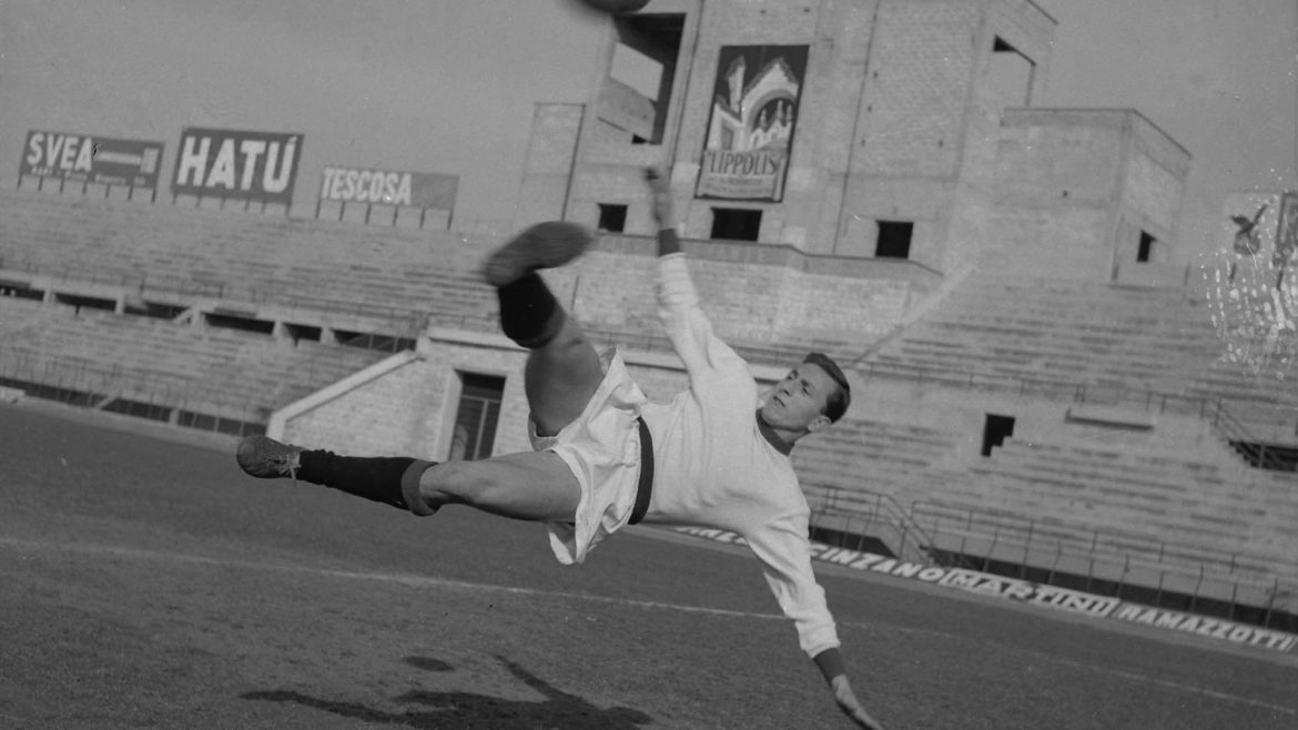 Michele Ficarelli, Biagio “Catalano” giocatore del Bari dal 1956 al 1965, Stadio delle Vittorie Bari, 1956-1965. © Fondo fotografico Michele Ficarelli - Archivio di Stato di Bari