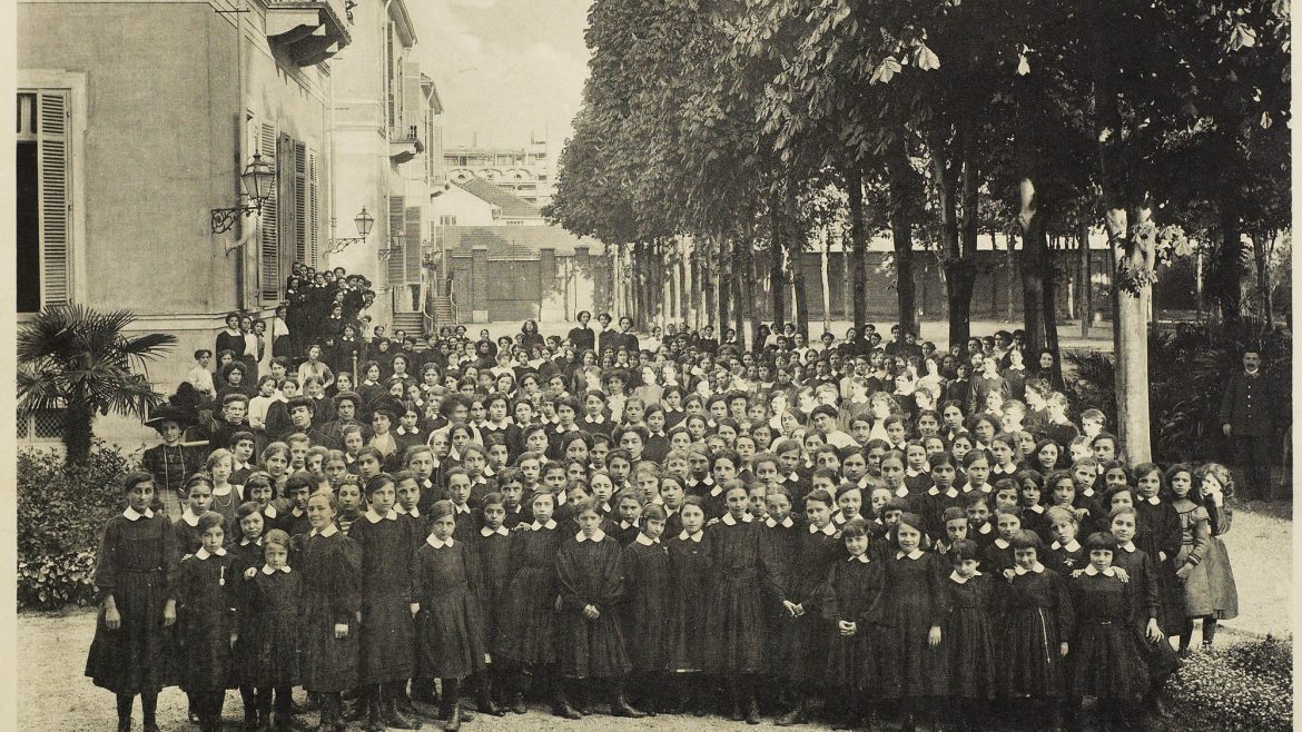 Jean David - Edmond Vallois successeur, giardino e gruppo generale, Educatorio Duchessa Isabella, Torino 1912 © Archivio storico della Compagnia di San Paolo.