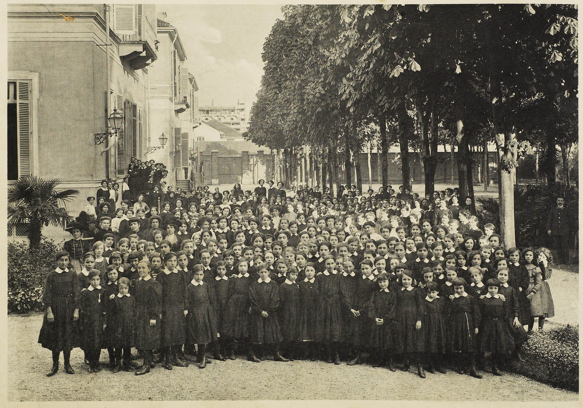 Jean David - Edmond Vallois successeur, giardino e gruppo generale, Educatorio Duchessa Isabella, Torino 1912 © Archivio storico della Compagnia di San Paolo.