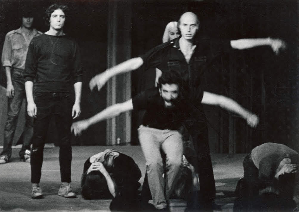 Carla Cerati, Living Theatre - Antigone - attori in scena. Teatro Durini, Milano 1967. Civico Archivio Fotografico di Milano, inv. CC_LT_1/ST_1