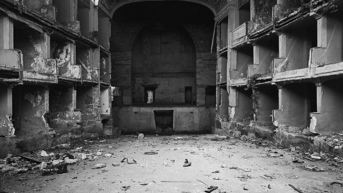 Ezio Ferreri, Teatro Garibaldi, dalla serie “Teatri di Palermo”, 1995 © dell'autore.