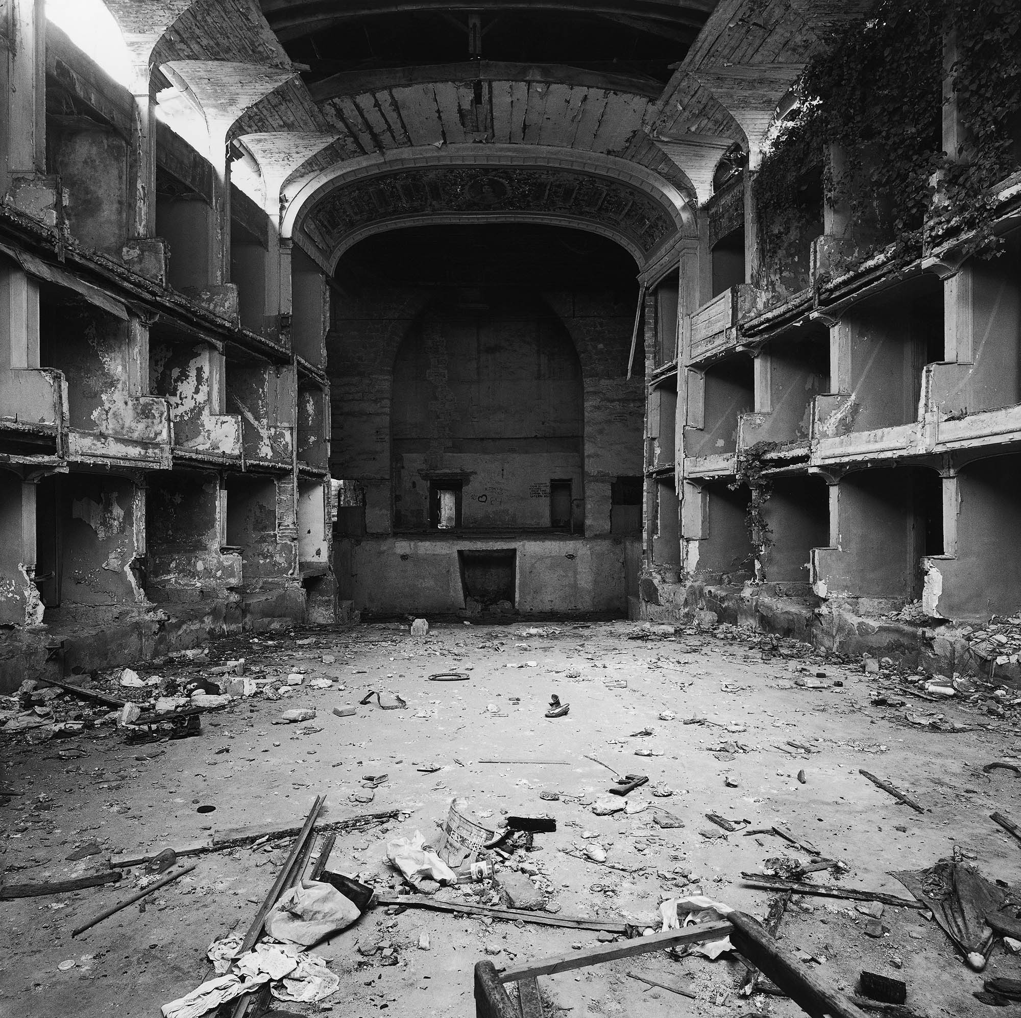 Ezio Ferreri, Teatro Garibaldi, dalla serie “Teatri di Palermo”, 1995 © dell'autore.