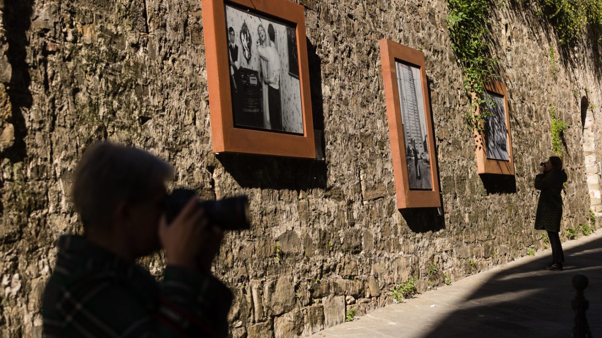 Galleria a cielo aperto nel centro storico di Bibbiena, installazioni permanenti di immagini donate alla FIAF. Lisetta Carmi, Travestiti, Genova, 1965, Courtesy Galleria Martini &Ronchetti, Genova Uliano Lucas, Emigrante in Piazza Duca d’Aosta davanti al Grattacielo Pirelli, Milano, 1968 Pepi Merisio, Gli sposi, Colli Albani, 1967