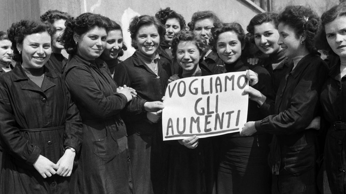 Ando Gilardi, vogliamo gli aumenti. Picchetto di giovani operaie in sciopero, Milano 1954. © Fototeca Gilardi