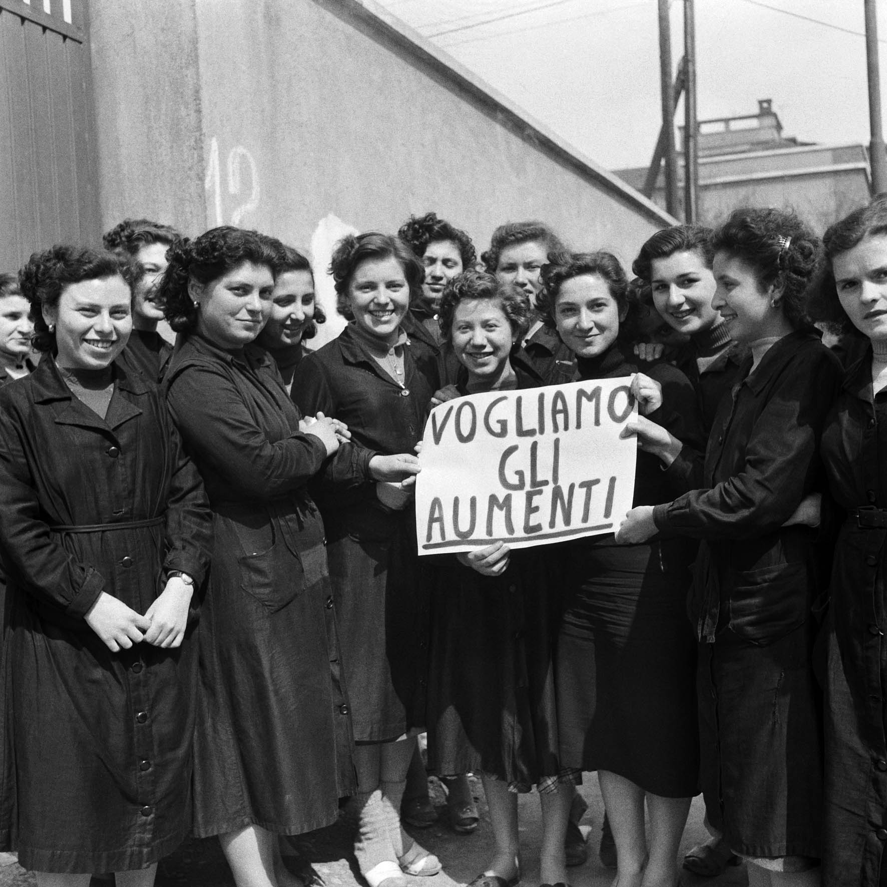 Ando Gilardi, vogliamo gli aumenti. Picchetto di giovani operaie in sciopero, Milano 1954. © Fototeca Gilardi