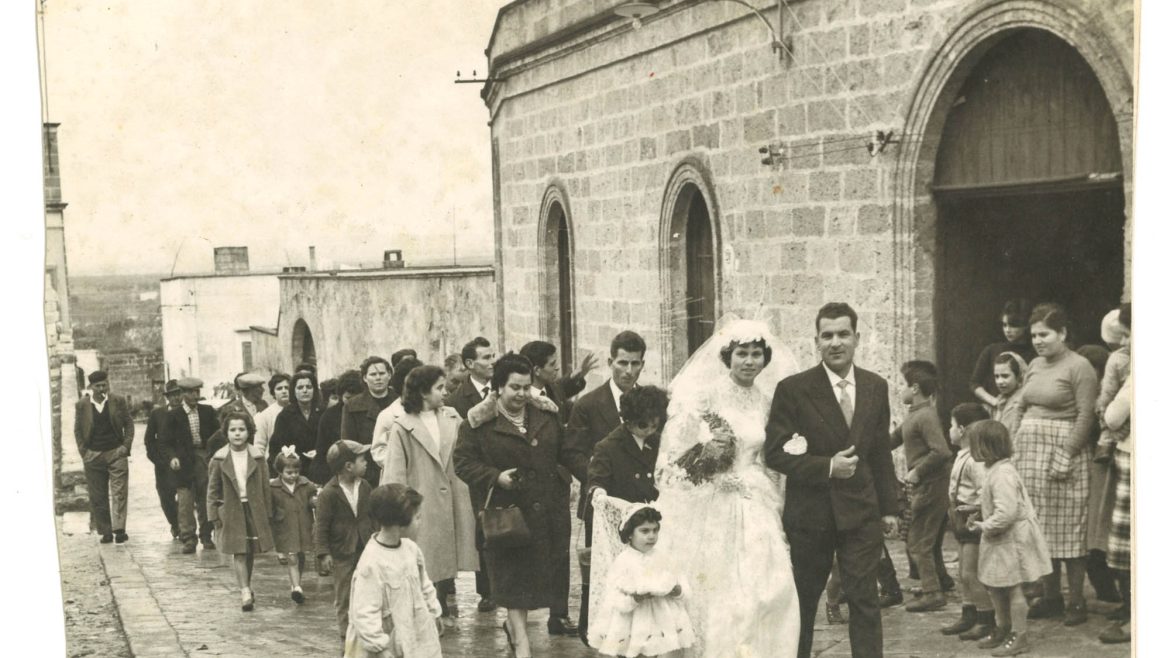 Matrimonio di Vincenza Troisio / Corteo nuziale, Ugento, 25 gennaio 1961, © ORS APS - LIQUILAB / Archivio Liquilab - Bottega di Memorie e Identità Giovanili