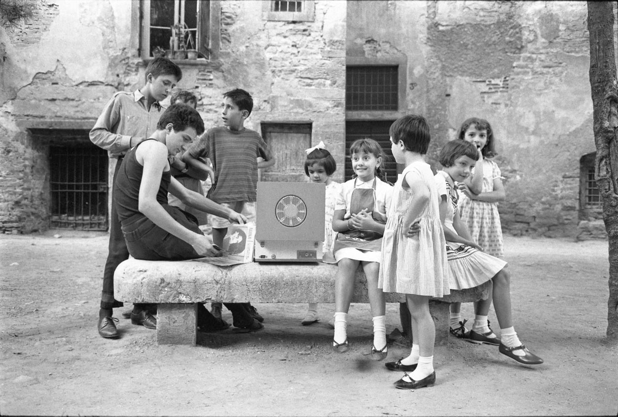 Alfonso Modonesi, Giovani con un giradischi portatile in Città Alta (Bergamo), anni ’60-’70 © Alfonso Modonesi - Museo delle storie di Bergamo, Archivio fotografico Sestini