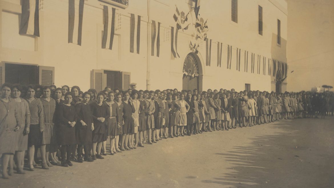 Autore non identificato, le lavoratrici del tabacco all’ingresso dell’ex tabacchificio “Il Pisello” di Francesco e Giuseppe Bozzi Colonna. Contrada Pisello, tra Lecce e Monteroni (LE), prima metà XX sec. © Archivio privato Bozzi Colonna. Foto concessa liberamente dalla Famiglia Bozzi Colonna.