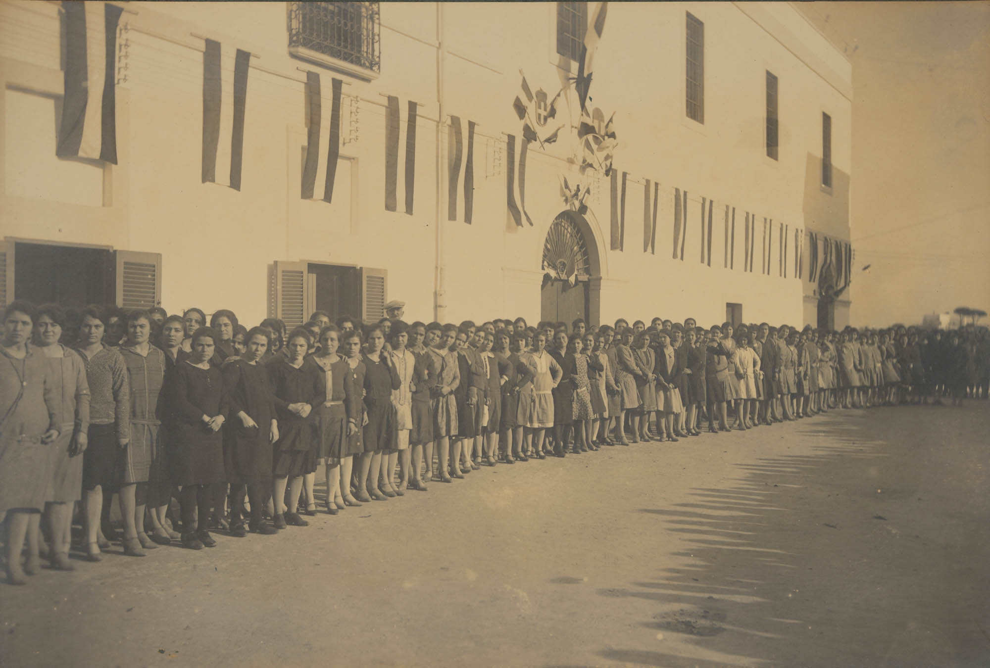 Autore non identificato, le lavoratrici del tabacco all’ingresso dell’ex tabacchificio “Il Pisello” di Francesco e Giuseppe Bozzi Colonna. Contrada Pisello, tra Lecce e Monteroni (LE), prima metà XX sec. © Archivio privato Bozzi Colonna. Foto concessa liberamente dalla Famiglia Bozzi Colonna.