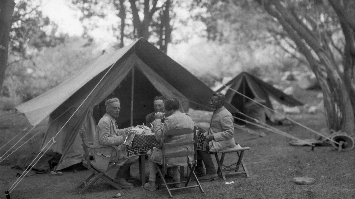 Giotto Dainelli e altri componenti della missione presso il campo di Sati. Spedizione Dainelli nel Tibet occidentale e Karakorum orientale,1930. Archivio Fotografico della Società Geografica Italiana
