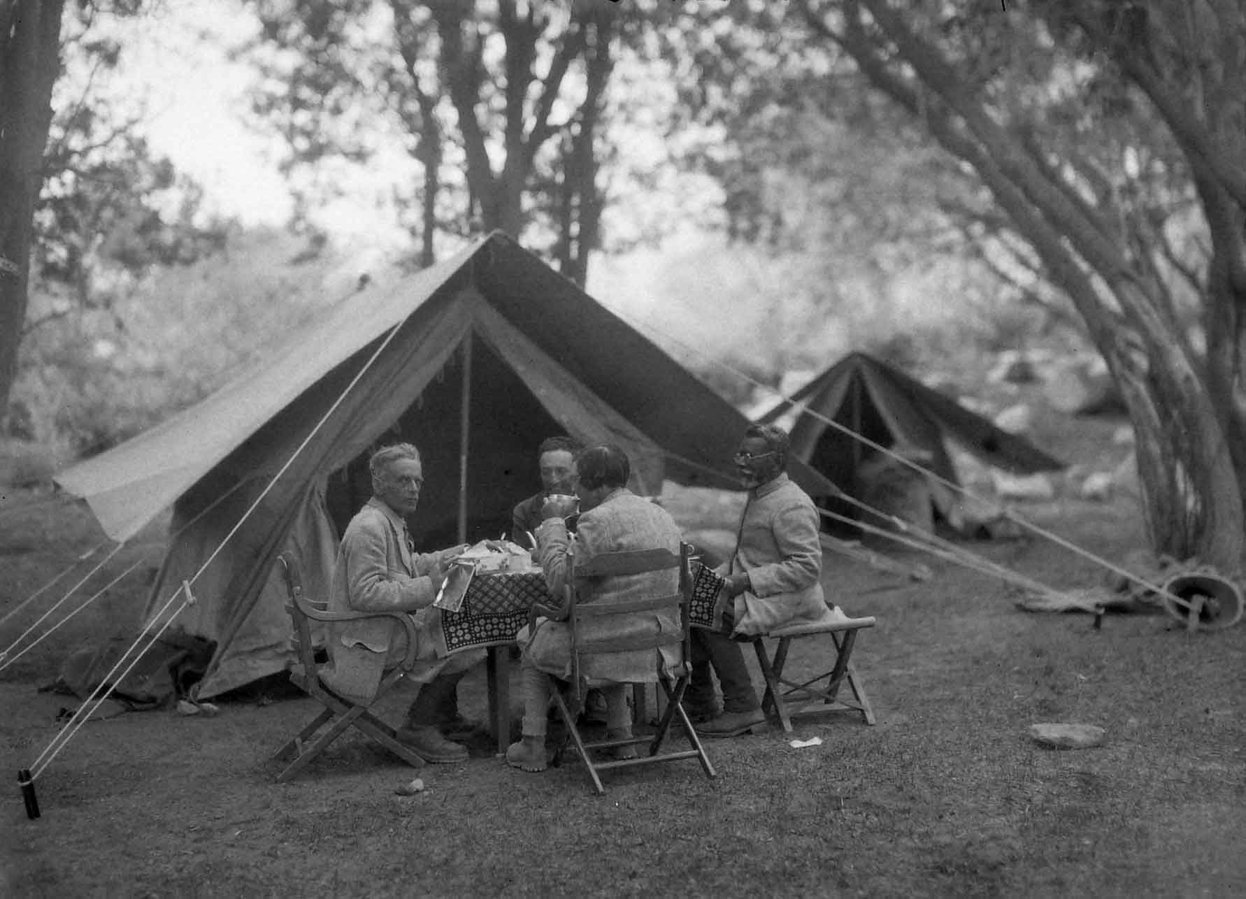 Giotto Dainelli e altri componenti della missione presso il campo di Sati. Spedizione Dainelli nel Tibet occidentale e Karakorum orientale,1930. Archivio Fotografico della Società Geografica Italiana