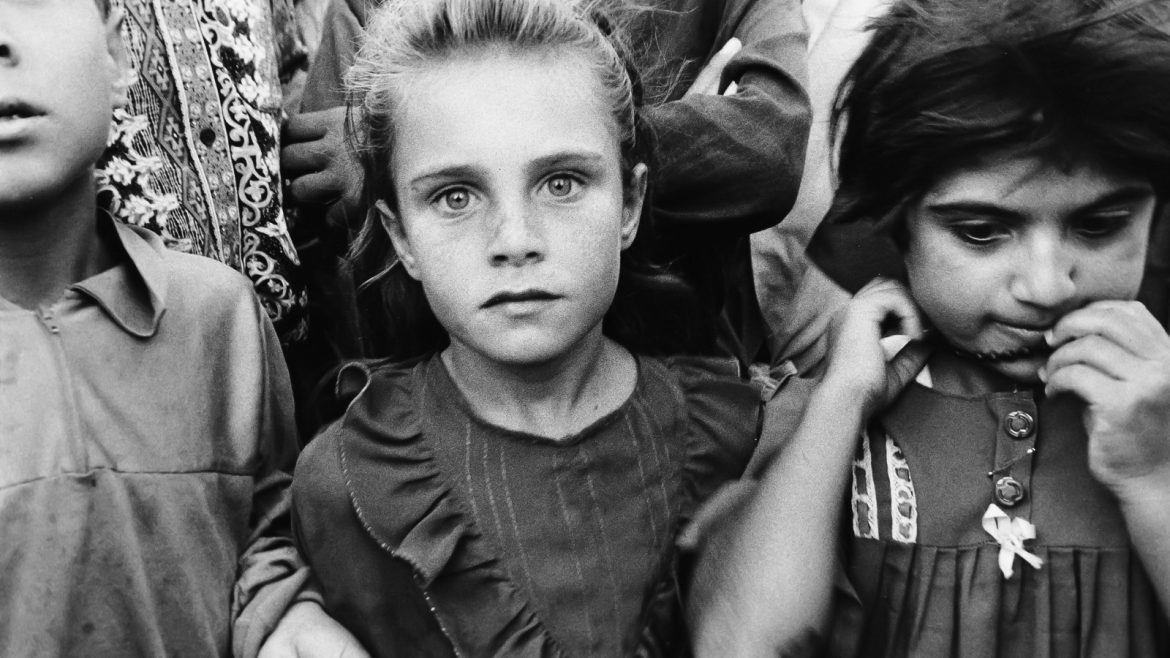 Michele Cazzani, Sabria, ultima di otto figli, campo profughi di Chiamchamal, 2004. © Archivio Photoaid.