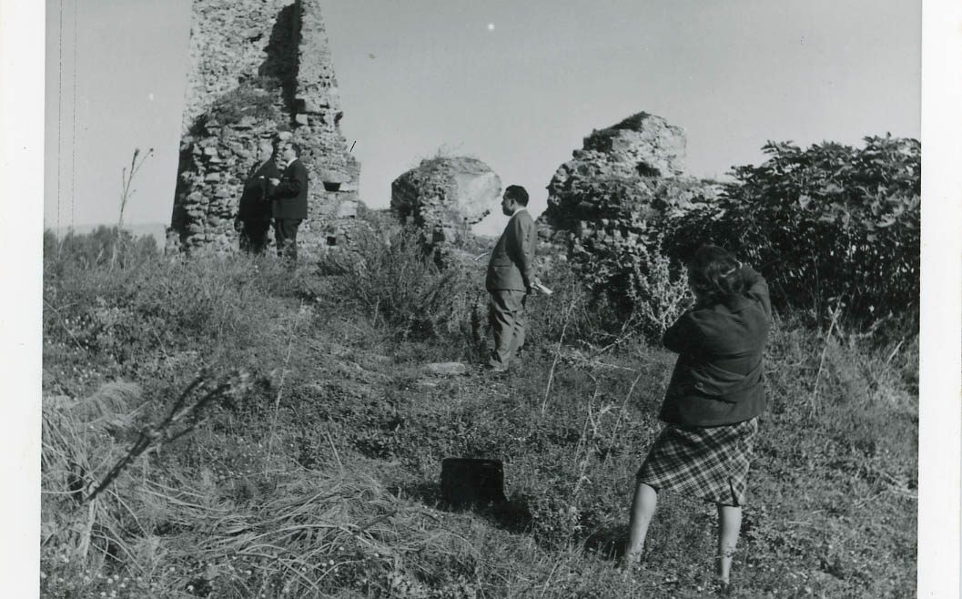 Fotografo ignoto, Emilia Zinzi in un sopralluogo all’antica stazione di posta Eccellente di Curinga (CZ), 1968. Stampa alla gelatina d’argento, Fondo Emilia Zinzi. © Archivio Fotografico, Biblioteca di Area Umanistica "F. E. Fagiani" - Polo Umanistico Sistema Bibliotecario Università della Calabria.