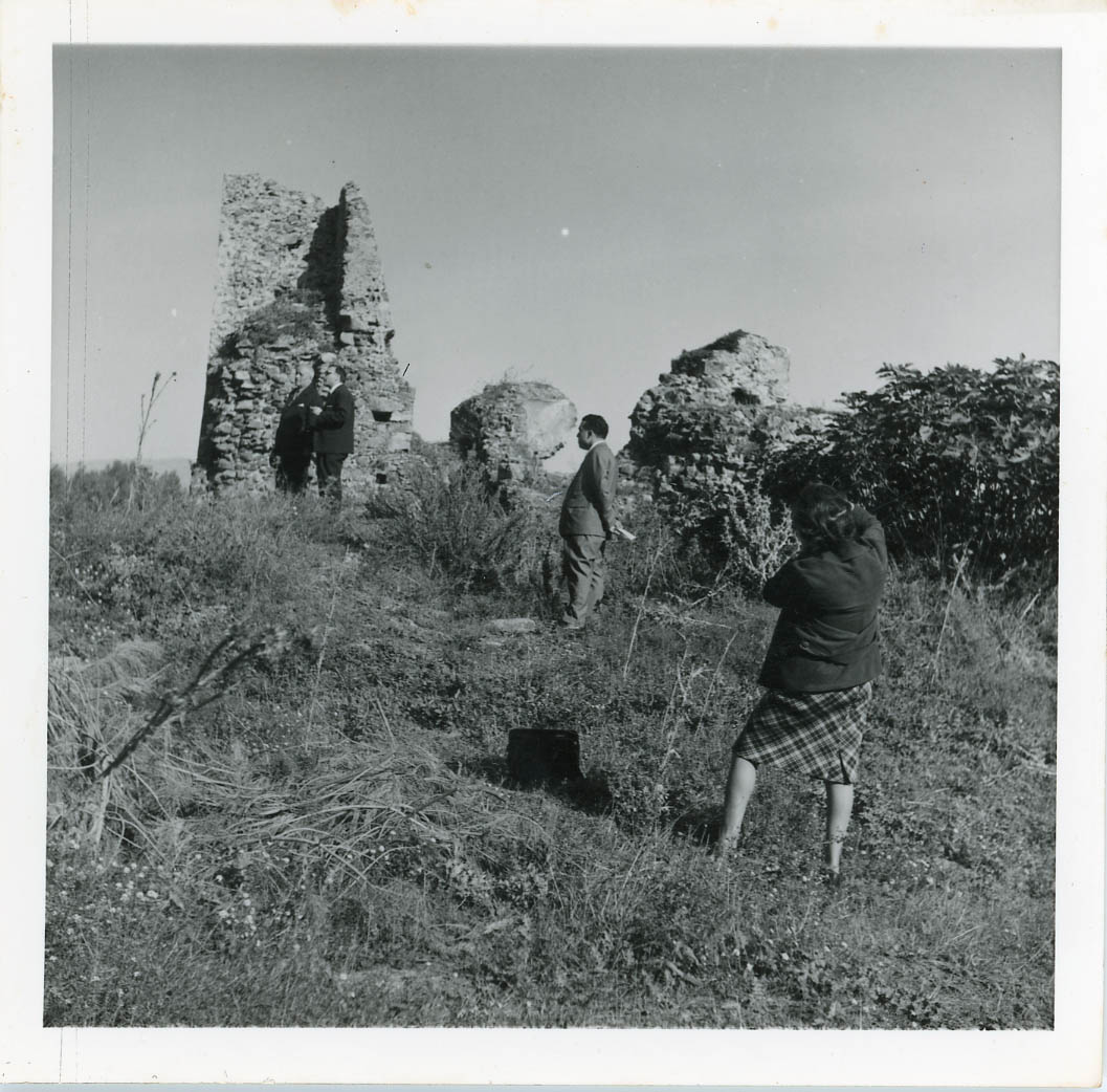 Fotografo ignoto, Emilia Zinzi in un sopralluogo all’antica stazione di posta Eccellente di Curinga (CZ), 1968. Stampa alla gelatina d’argento, Fondo Emilia Zinzi. © Archivio Fotografico, Biblioteca di Area Umanistica "F. E. Fagiani" - Polo Umanistico Sistema Bibliotecario Università della Calabria.