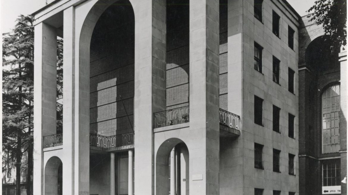 Autore non identificato, facciata del Palazzo dell'Arte, Milano, post 1948 © Fondazione Triennale di Milano