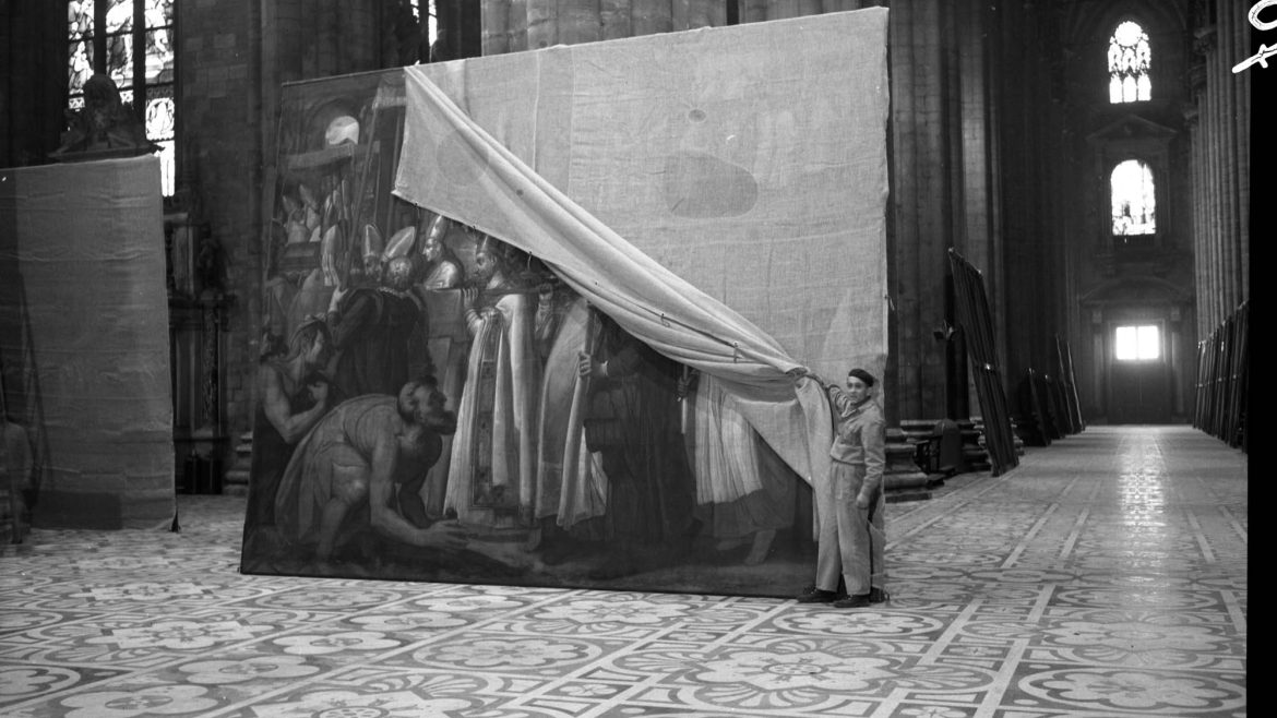 Fotografo non identificato, operaio della Fabbrica in posa durante lo smontaggio dei Quadroni di San Carlo, 1966 © Veneranda Fabbrica del Duomo di Milano.