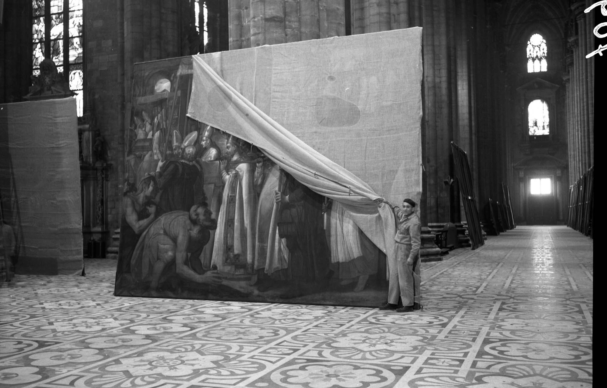 Fotografo non identificato, operaio della Fabbrica in posa durante lo smontaggio dei Quadroni di San Carlo, 1966 © Veneranda Fabbrica del Duomo di Milano.