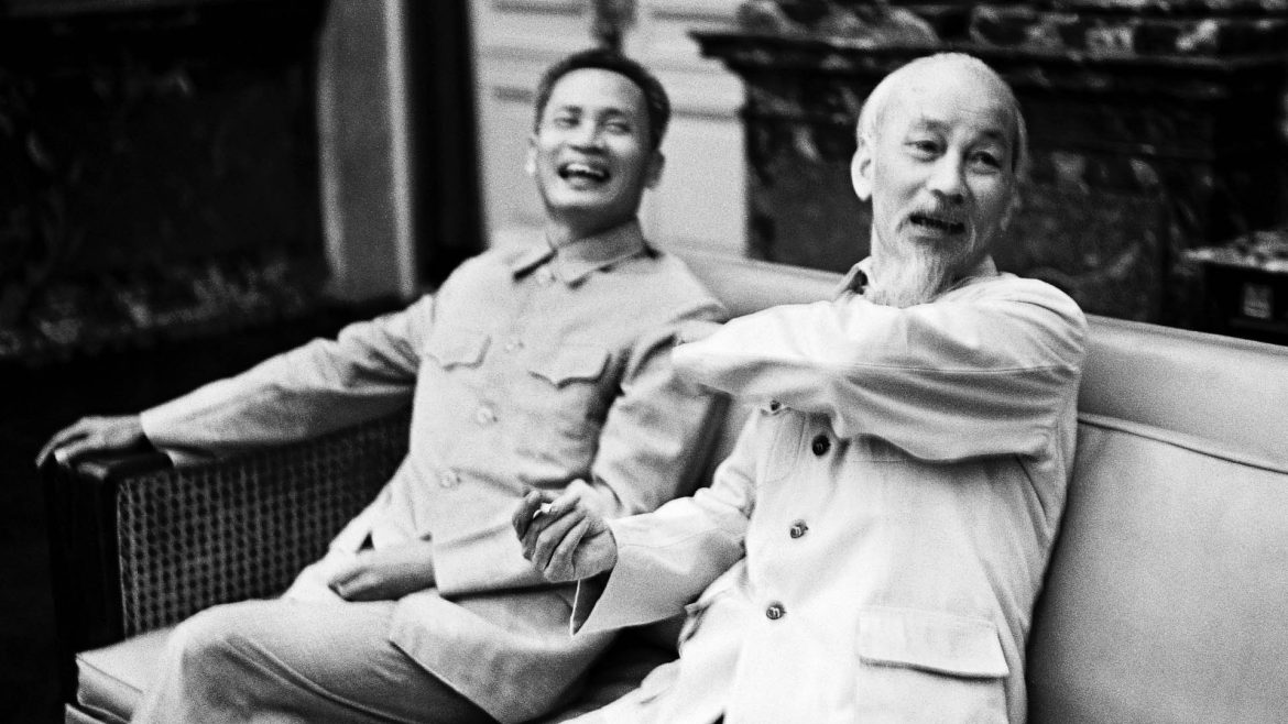 Romano Cagnoni, Ho Chi Minh e Phan Van Dong, Hanoi, 1965 © Fondazione Romano Cagnoni