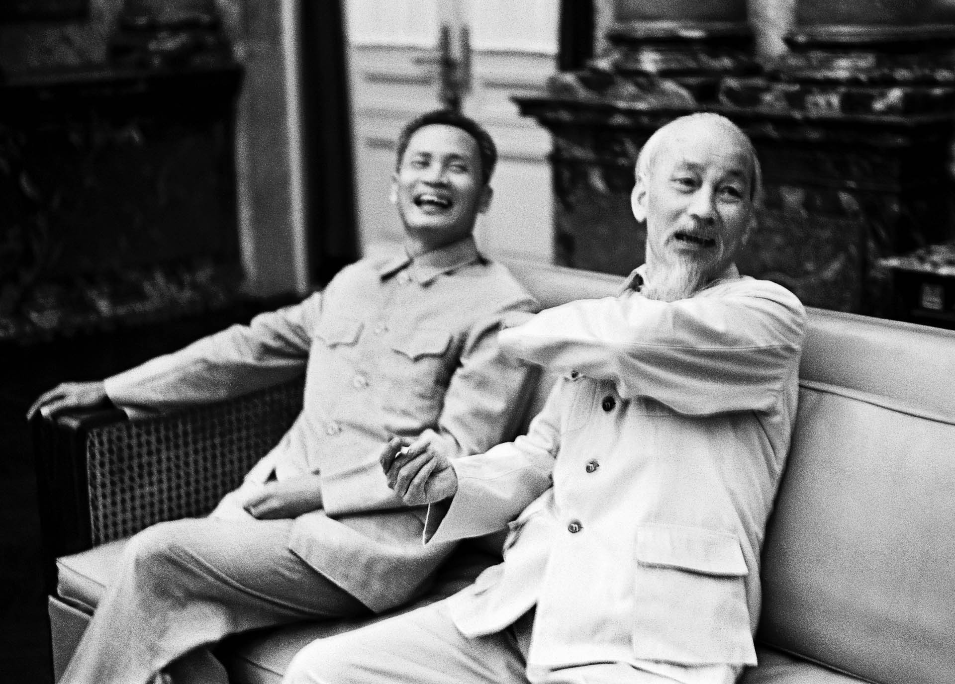 Romano Cagnoni, Ho Chi Minh e Phan Van Dong, Hanoi, 1965 © Fondazione Romano Cagnoni