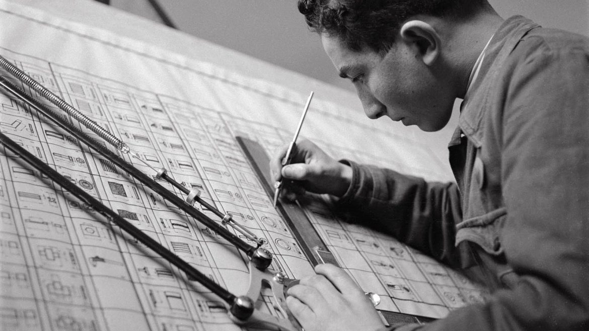 Studio Da Re, l’allievo Albino Previtali al tecnigrafo durante l’ora di disegno tecnico, Fine anni Trenta © Fondazione Dalmine