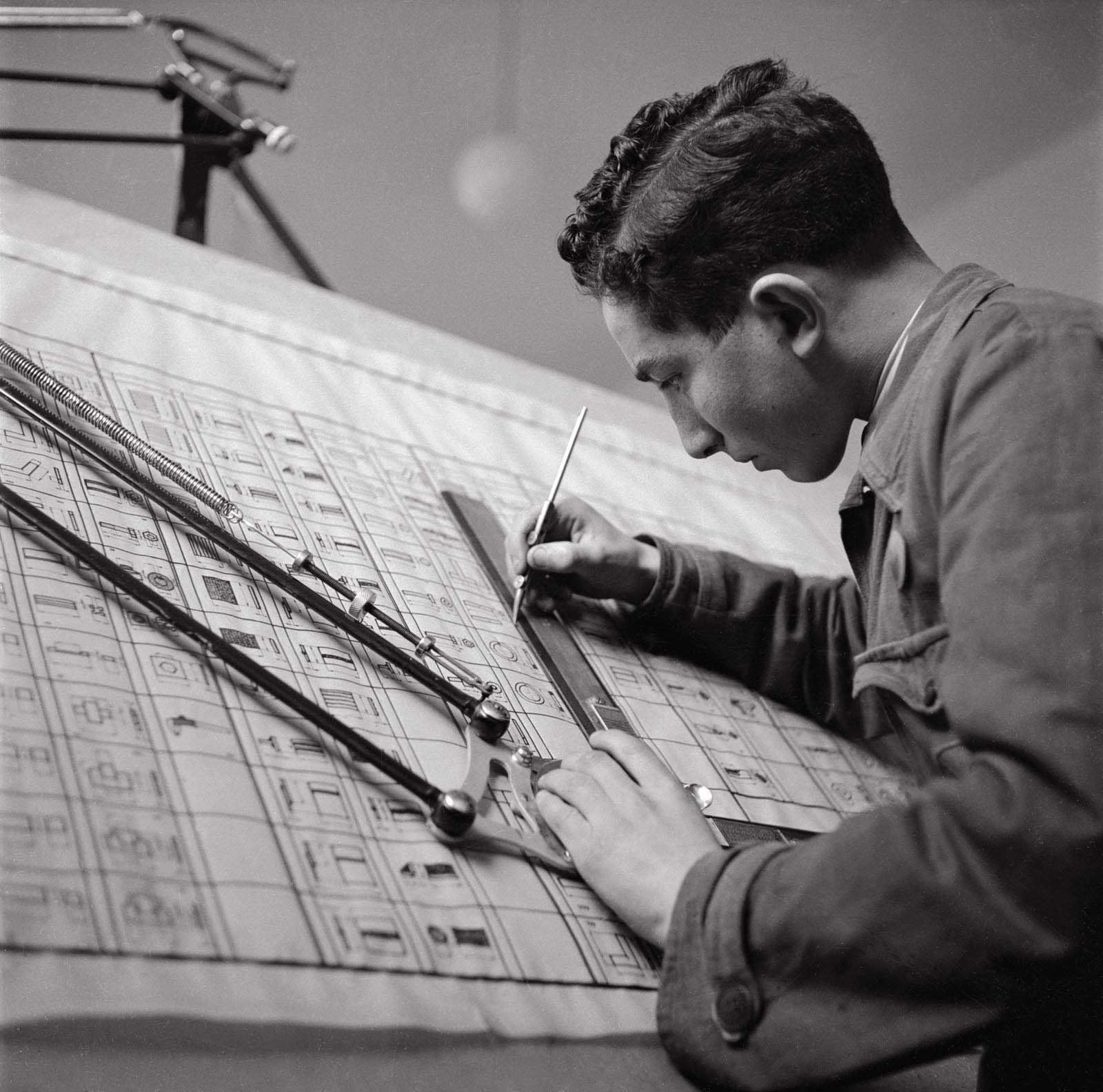 Studio Da Re, l’allievo Albino Previtali al tecnigrafo durante l’ora di disegno tecnico, Fine anni Trenta © Fondazione Dalmine