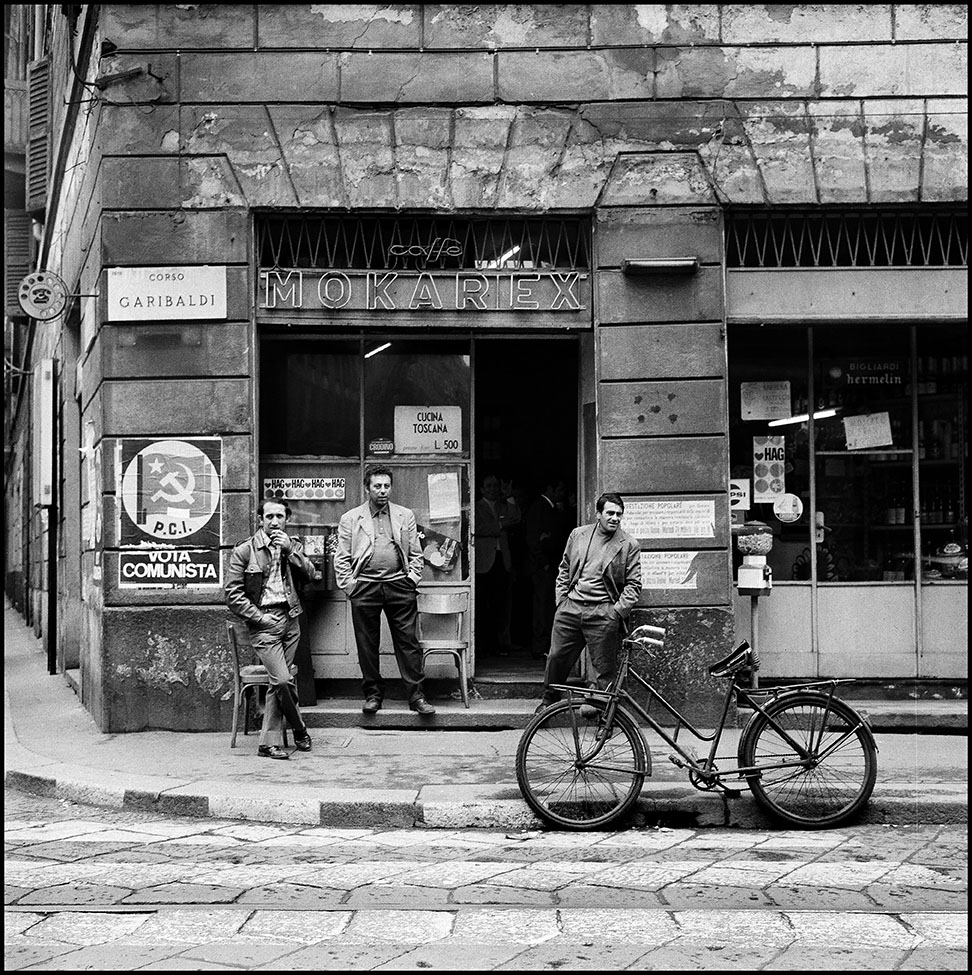 Virgilio Carnisio, corso Garibaldi, Milano, 1985. © Archivio Fotografico Italiano