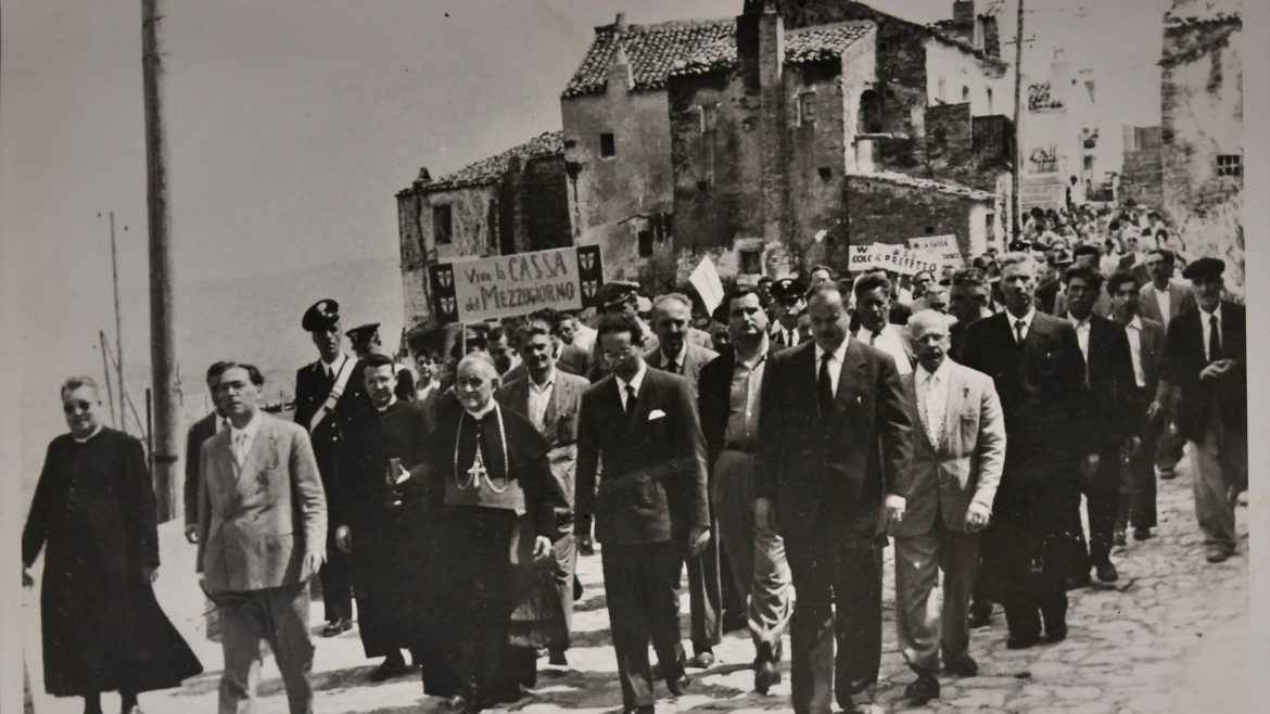 Autore sconosciuto, avvio lavori della strada Aliano-Alianello-Aliano, Emilio Colombo e S.E. Raffaello Delle Nocche, vescovo di Tricarico, 1949 © Archivio fotografico Emilio Colombo.