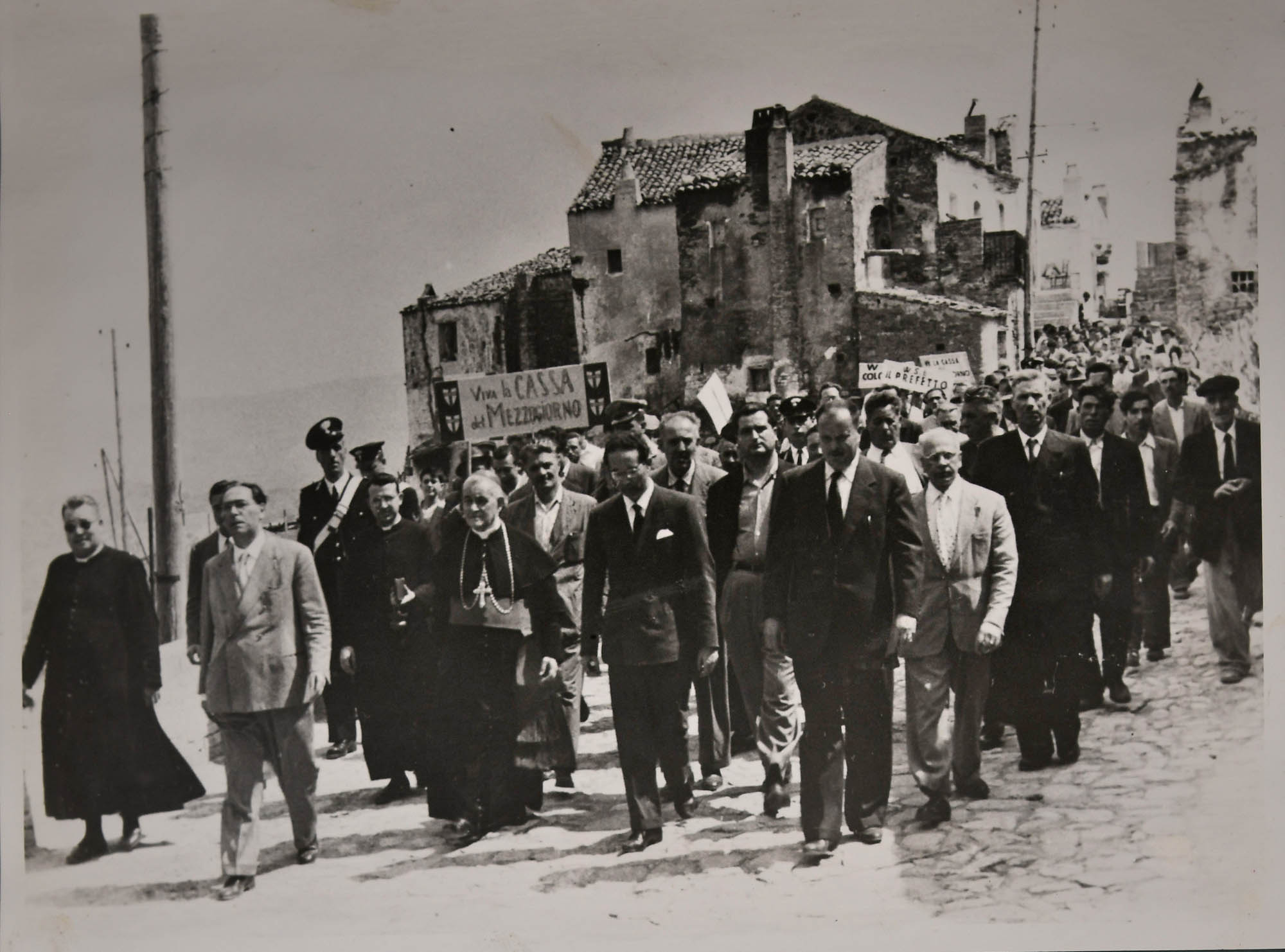 Autore sconosciuto, avvio lavori della strada Aliano-Alianello-Aliano, Emilio Colombo e S.E. Raffaello Delle Nocche, vescovo di Tricarico, 1949 © Archivio fotografico Emilio Colombo.