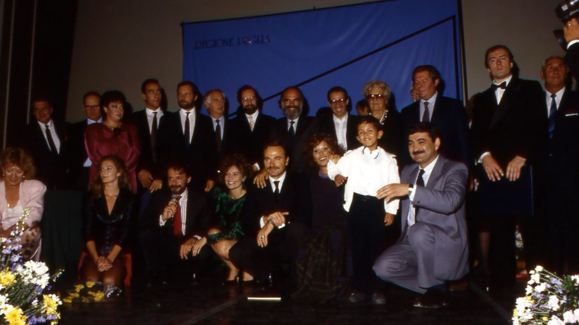 Felice Laudadio, foto cult di EuropaCinema 88, Cinema Oriente, Bari, 1988. © Archivio La Rossani - BiblioTeca del Mediterraneo, Bari - Fondo Felice Laudadio.